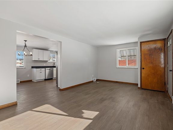 4th image of 678 Colonial Manor Rd