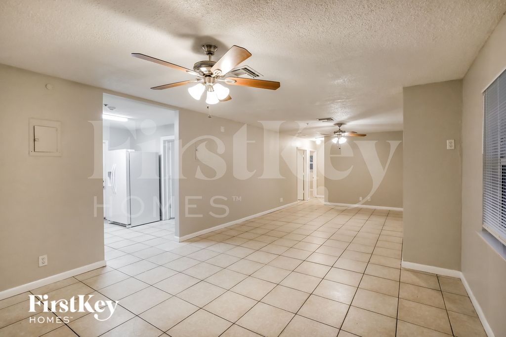 800 SW 9th Ct, photo 4
