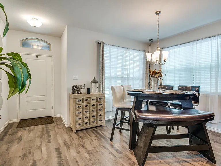 2152 Miramar Dr — Photo 4