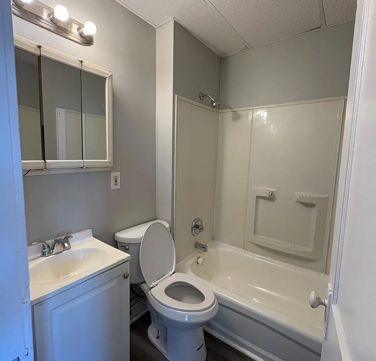 3 bed, 900 sqft, $850 — Photo 2