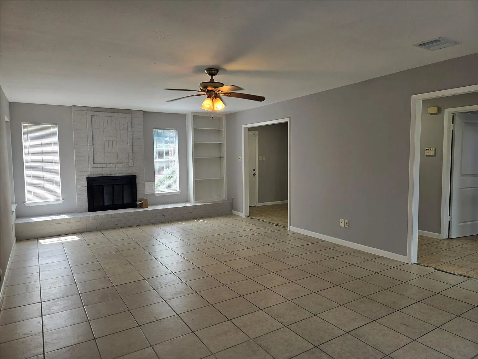 4 bed, 2.5 bath, 1976 sqft, $2,200 — Photo 3
