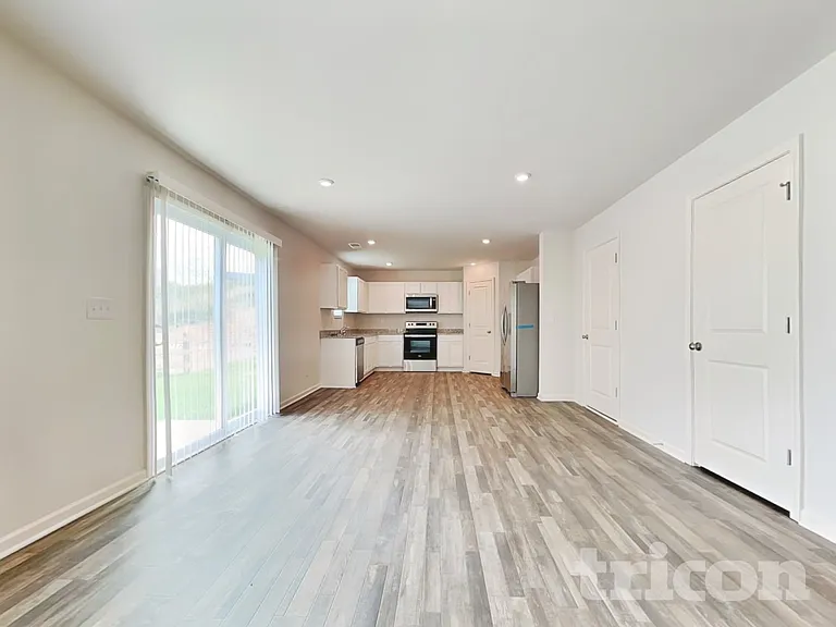 210 Coventry Ct — Photo 3