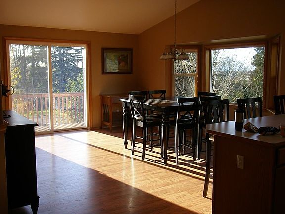 3rd image of 3218 64th Ave NE