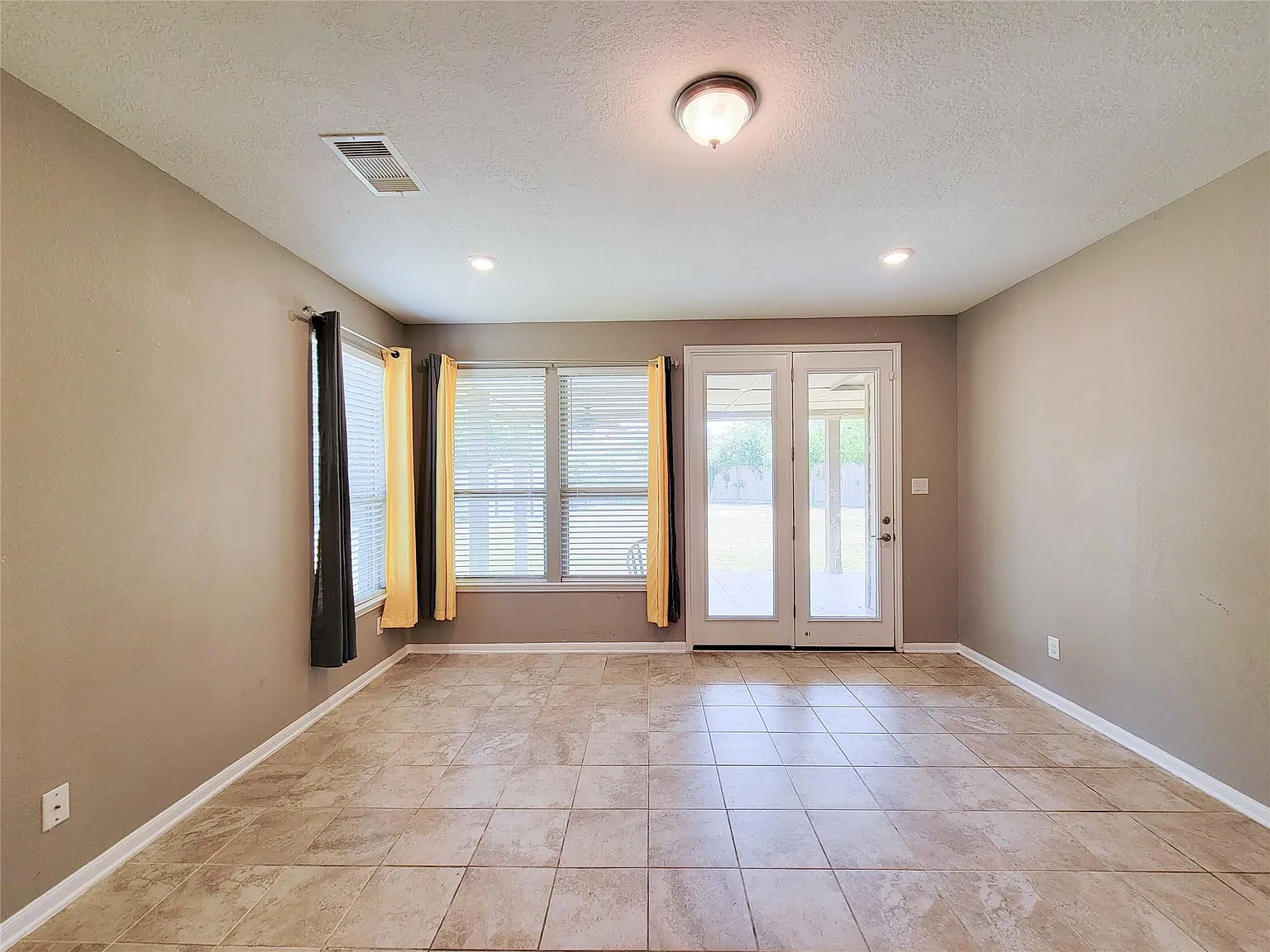 4 bed, 2.0 bath, 1980 sqft, $2,250 — Photo 3