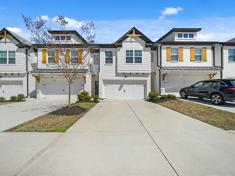 72 Garrison Dr — Photo 1