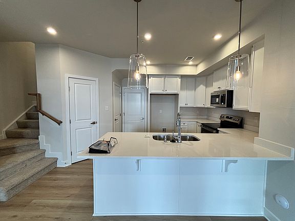 3rd image of 2846 Calgary Ln