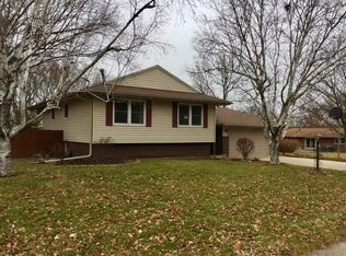 304 Weathering Dr, Mahomet, IL