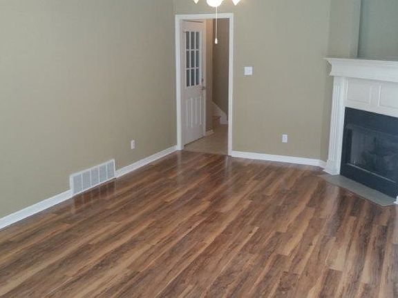 Large living room w/ New hardwood floors
