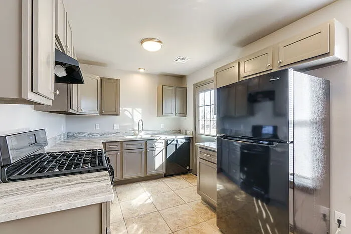 2412 NW 40th St — Photo 3
