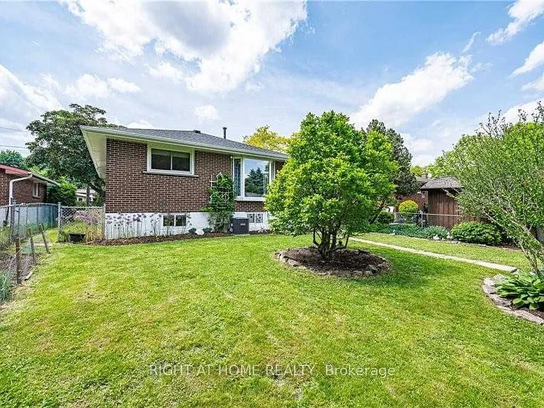 118 Briarwood Cres — Photo 13