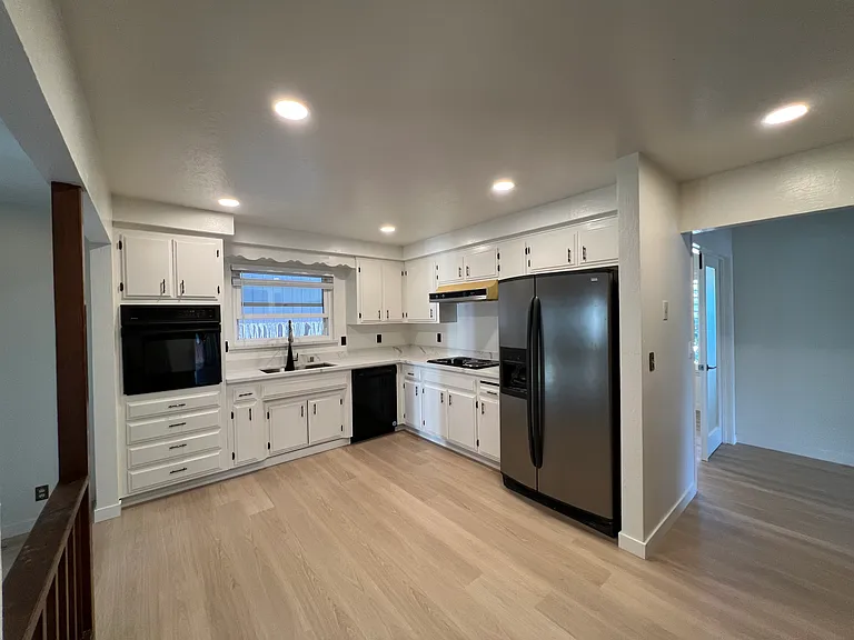 701 Bay St — Photo 9