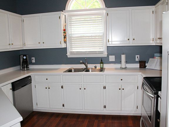 Kitchen- Appliances stay!