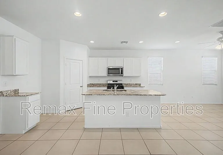15543 W Desert Hollow Dr — Photo 5