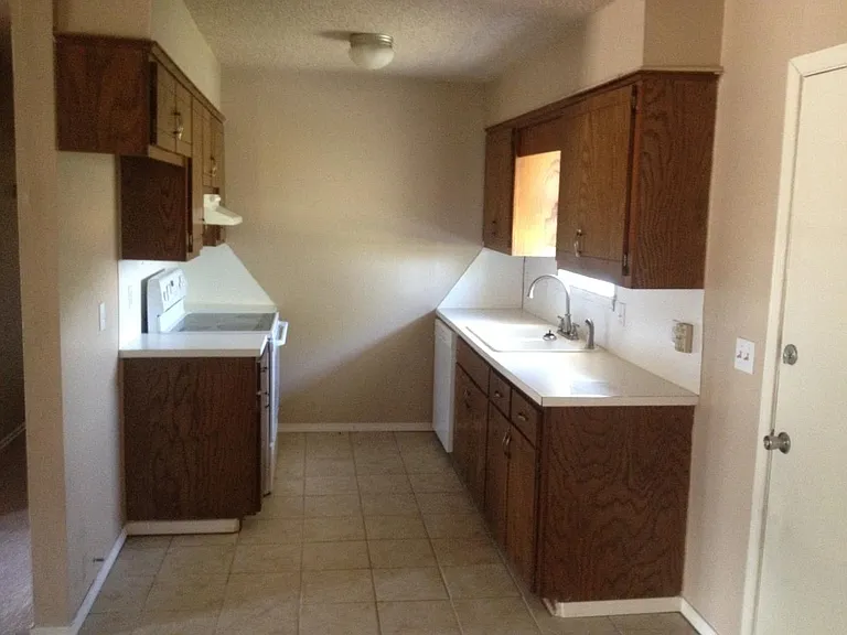1400 Thompson Dr — Photo 3