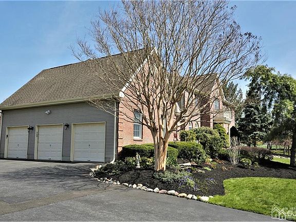 3rd image of 16 Barnyard Ct