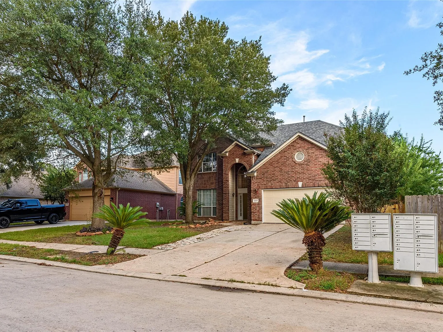 4 bed, 2.5 bath, 2761 sqft, $2,600 — Photo 2