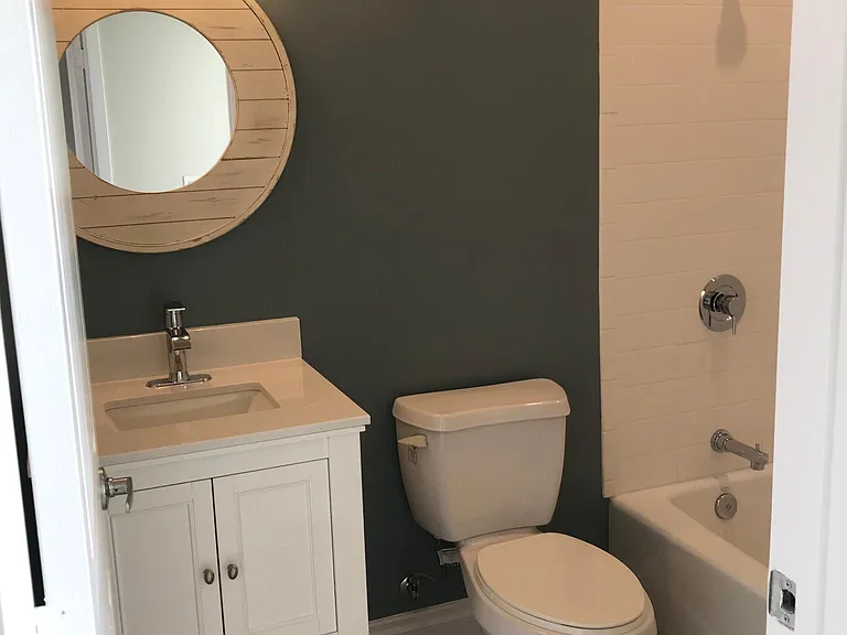 Middle bathroom upstairs (this makes 4 bathrooms!)