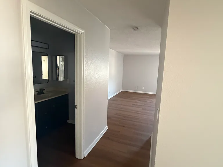 1025 4th Ave #18 — Photo 10