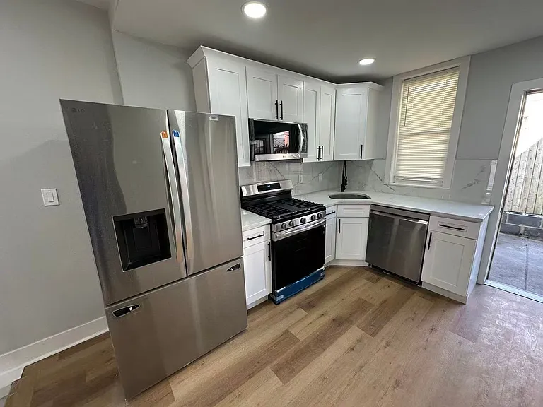 2241 Jackson St — Photo 16