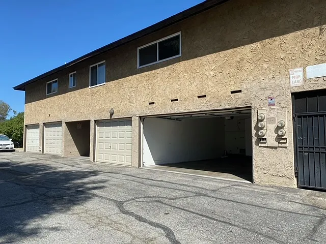 2 bed, 950 sqft, $2,475 — Photo 3
