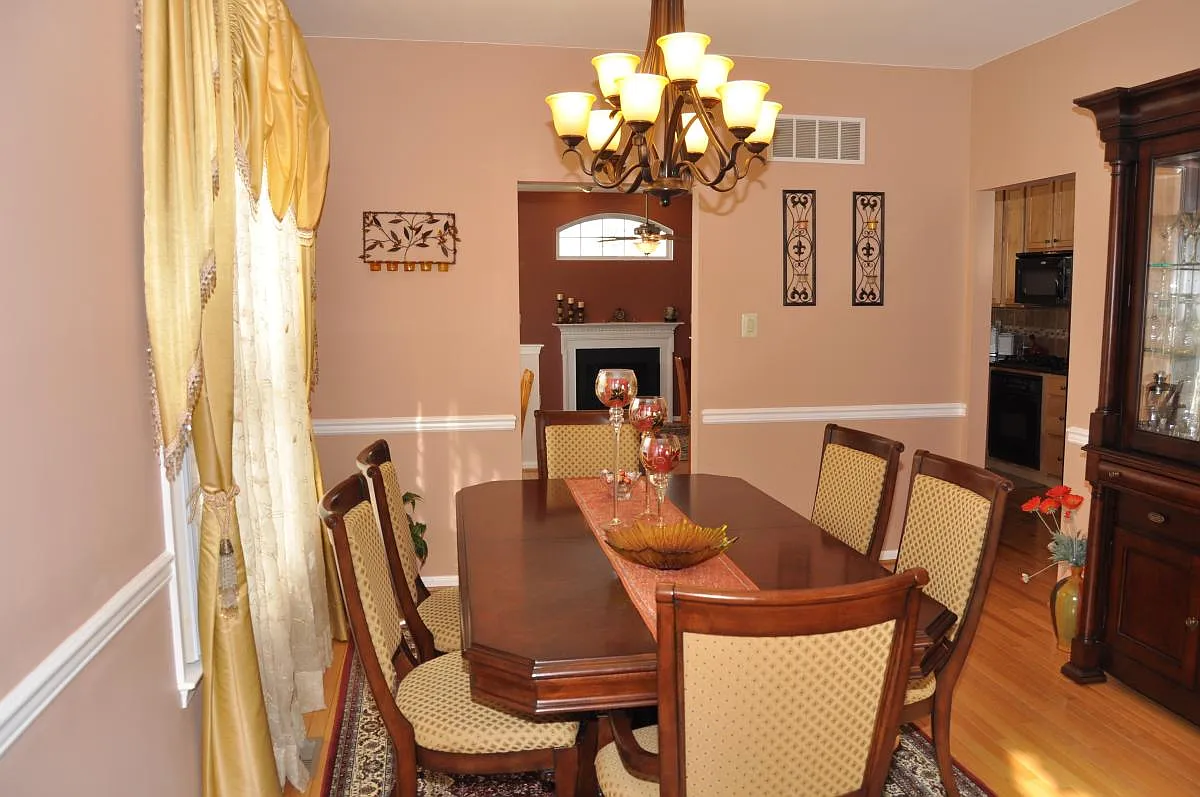 3 bed, 2.5 bath, 2720 sqft, $3,300 — Photo 2