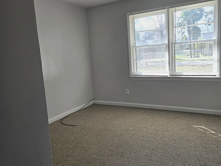 912 Robinhood Trl — Photo 6
