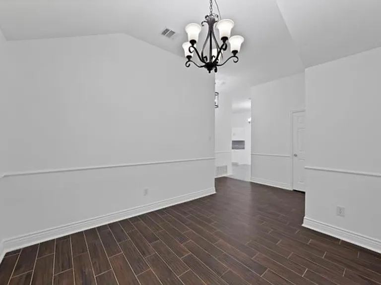 1002 Manassas Dr — Photo 7