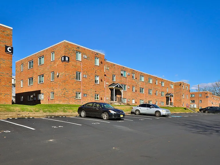Laura Lane Apartments — Photo 28
