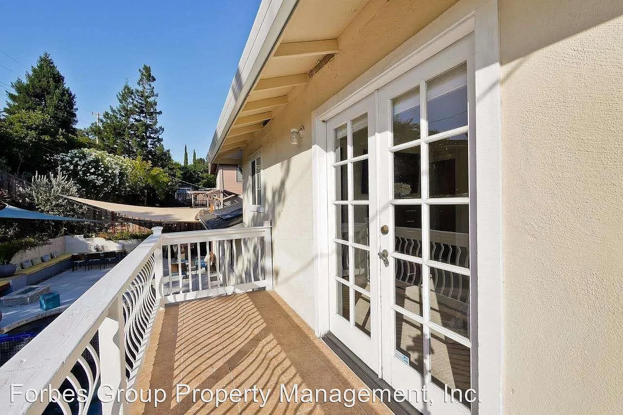 528 Roxbury Ln photo 1