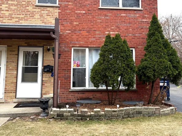 210 Linn Ct APT D, North Aurora, IL 60542