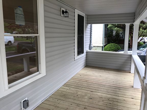 3rd image of 2364 Hawthorne Ave