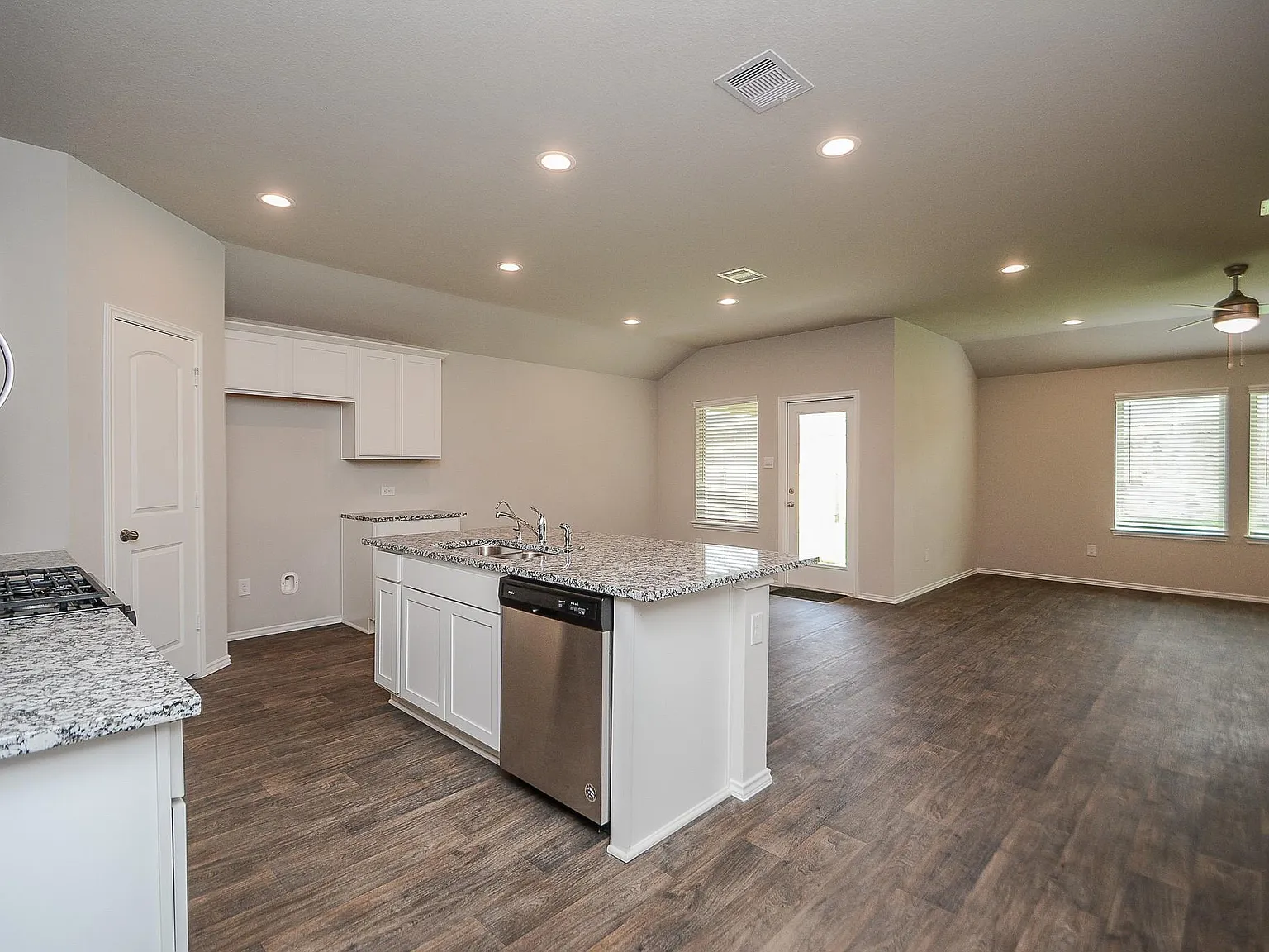 4 bed, 2.0 bath, 1692 sqft, $2,090 — Photo 4