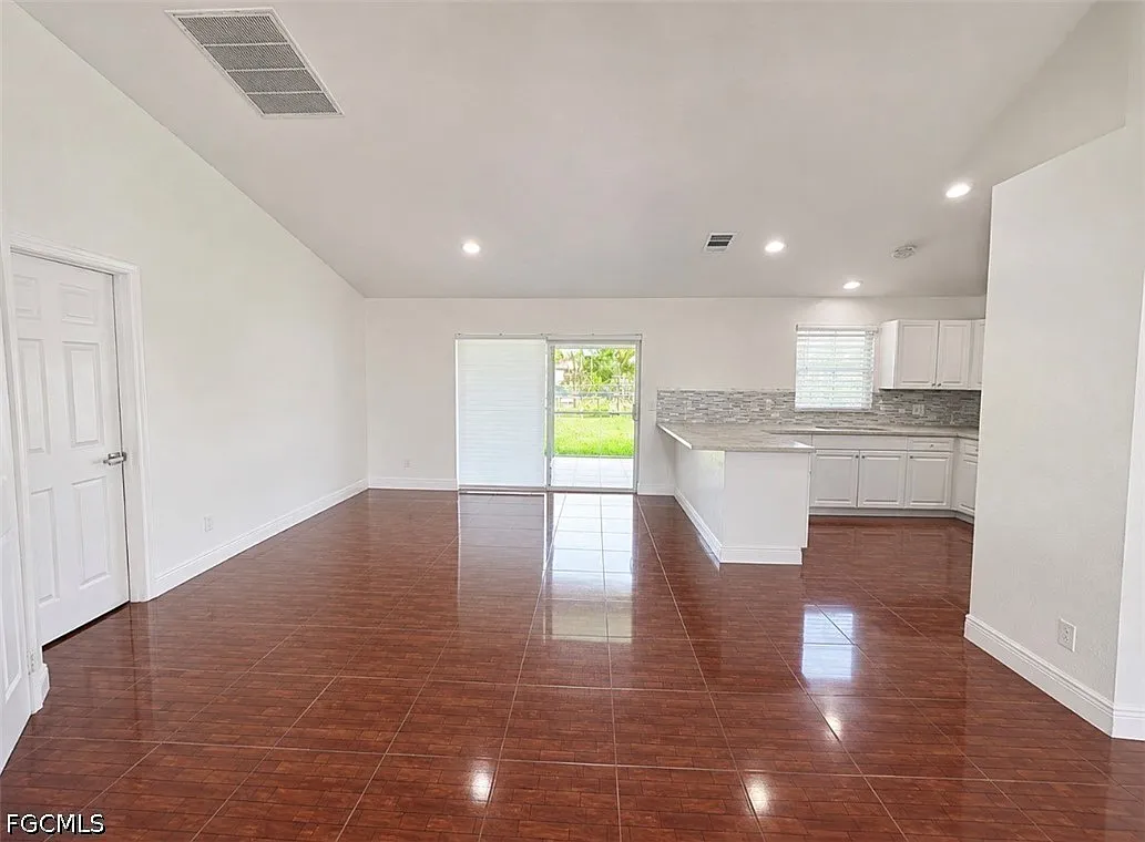 3 bed, 1.0 bath, 1636 sqft, $1,950 — Photo 3