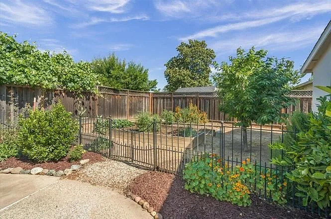 7631 Santa Paula Dr — Photo 18
