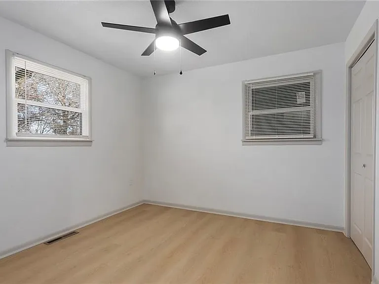 307 SE 7th St — Photo 17