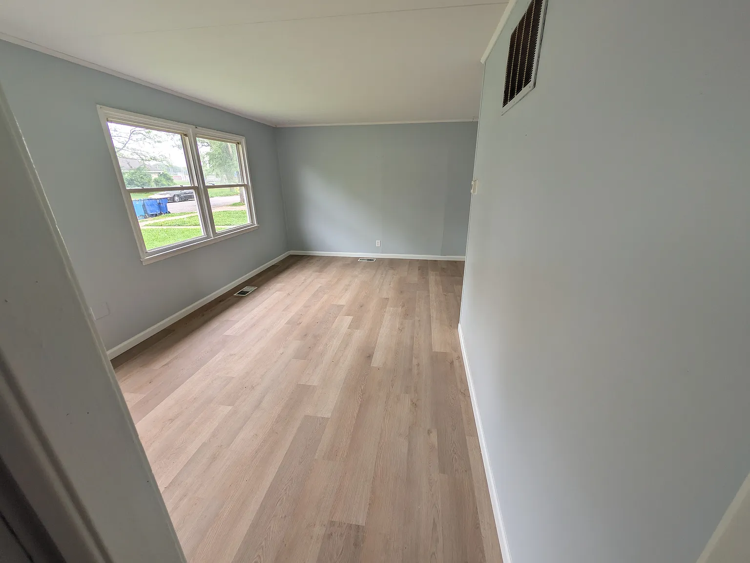 3 bed, 1.0 bath, 900 sqft, $1,590 — Photo 2