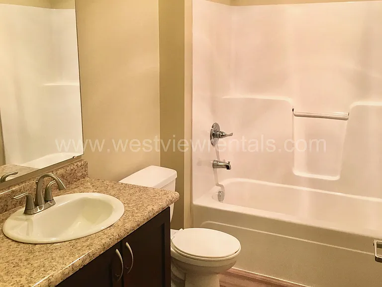 200 E Maple St — Photo 4