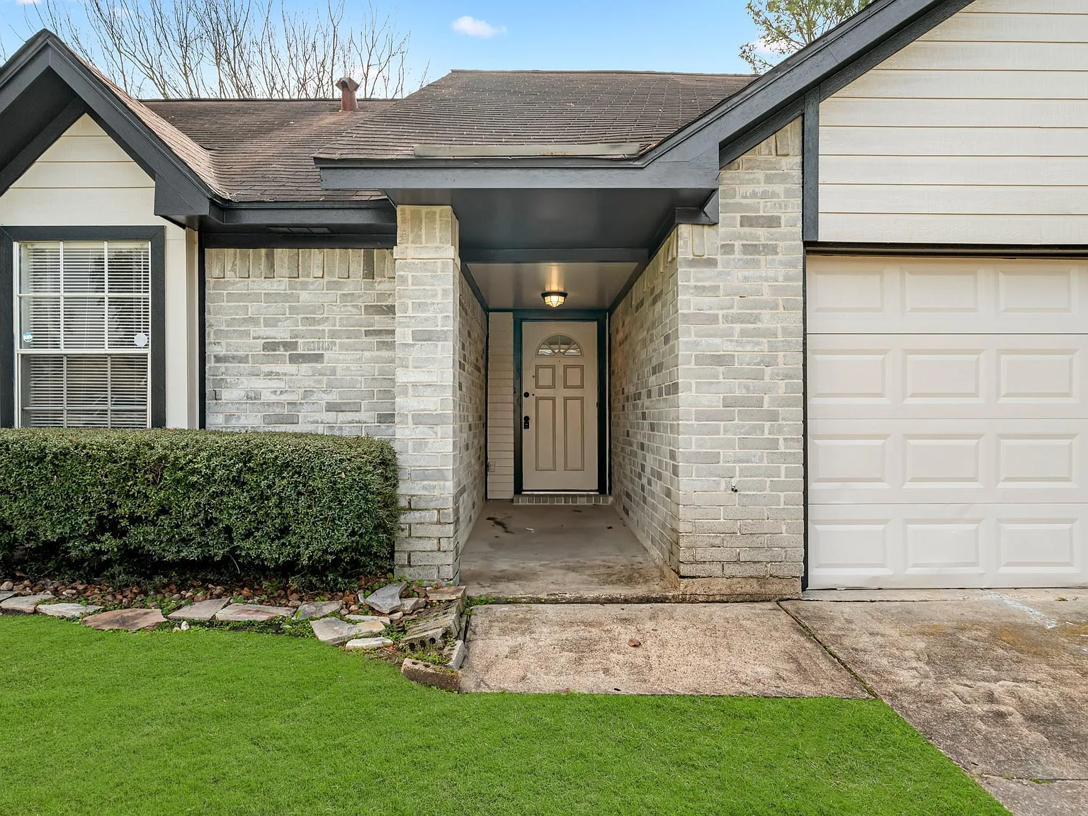 3 bed, 2.0 bath, 1327 sqft, $1,800 — Photo 4