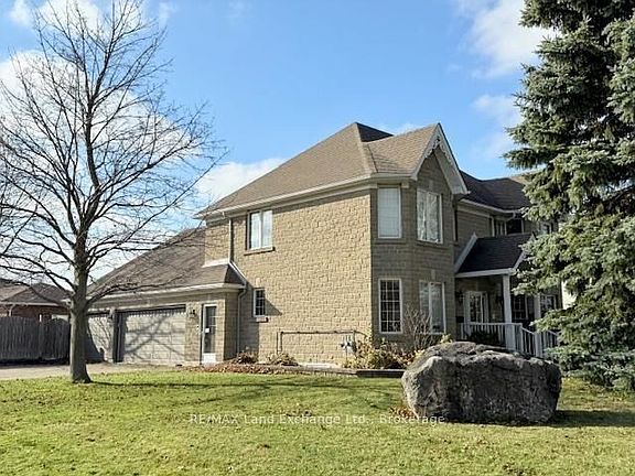 3rd image of 750 McPherson Cres
