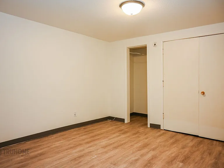 315 Summit Ave Tri-Plex — Photo 8