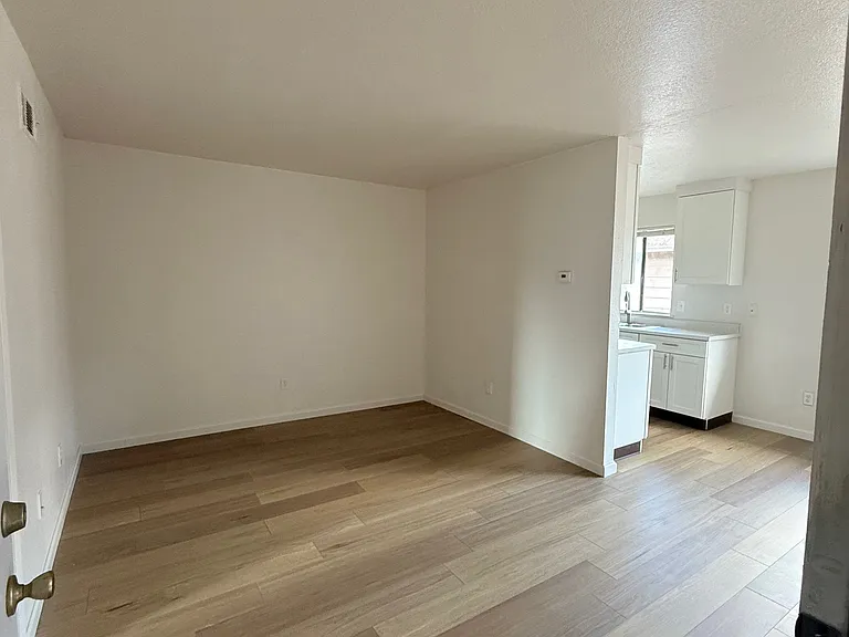 428 E Locust St — Photo 10
