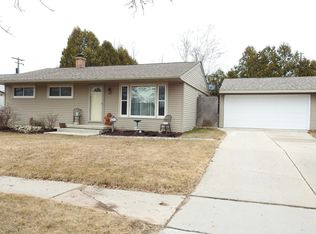 1328 Robin Rd, Manitowoc, WI 54220