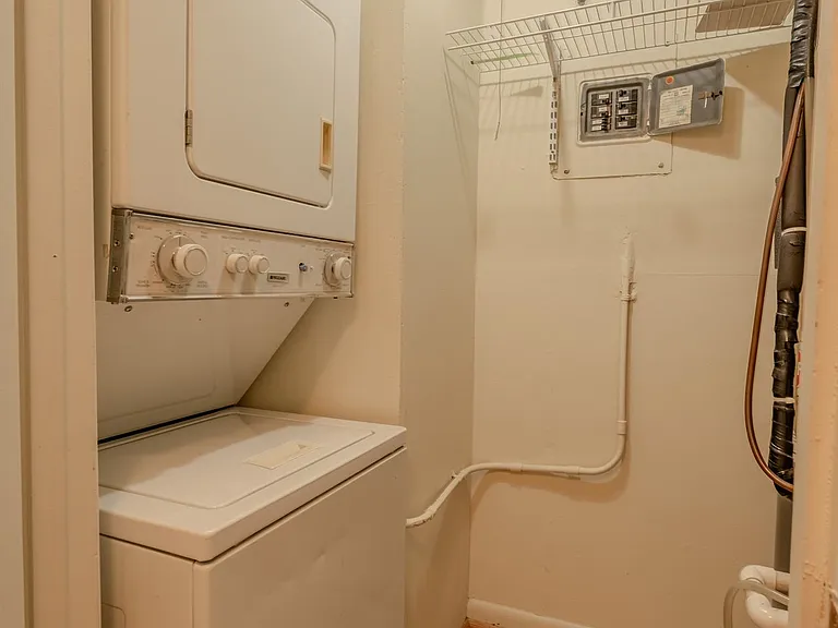 2BR on UGA Bus Route Minutes from UGA & Downtown Athens — Photo 12