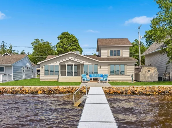 1027 E Lake Mitchell Dr, Cadillac, MI 49601