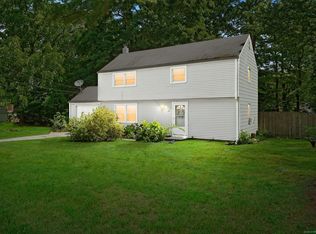 38 Meeting House Ln, Ledyard, CT 06339