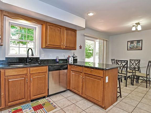 4th image of 58 Blackstone St