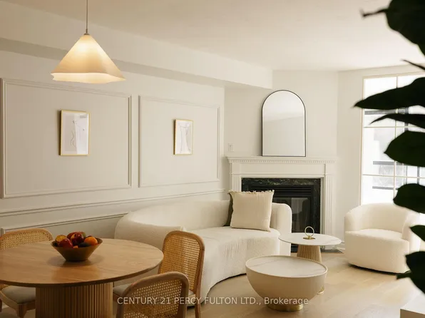 1 Ripley Ave #302, Toronto, ON M6S 4Z6