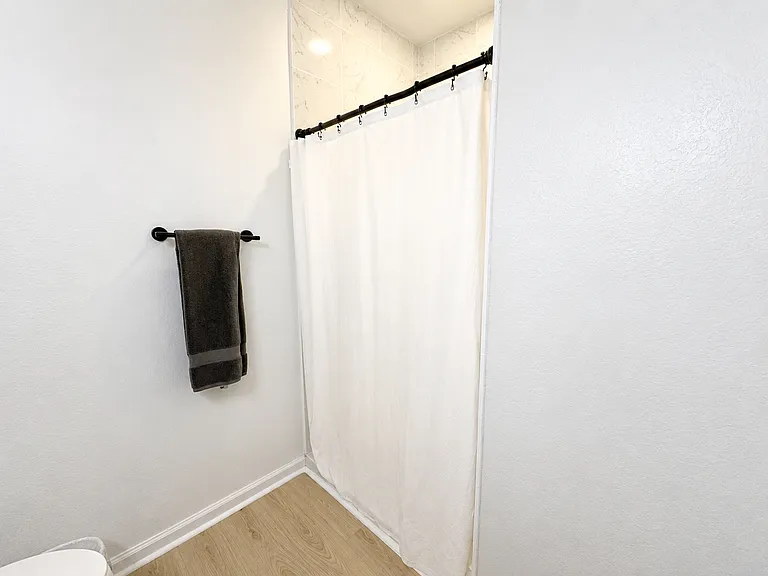817 W Cox St — Photo 16