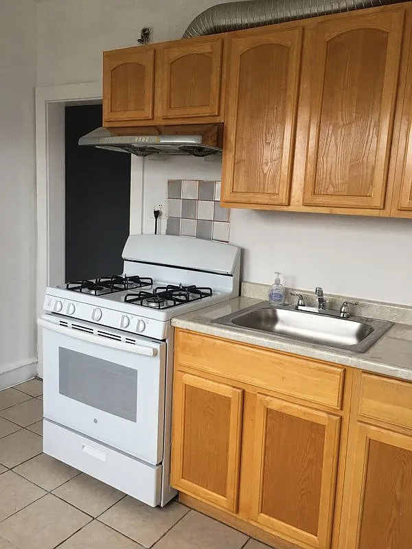 2 bed, 1.0 bath, 900 sqft, $1,350 — Photo 1