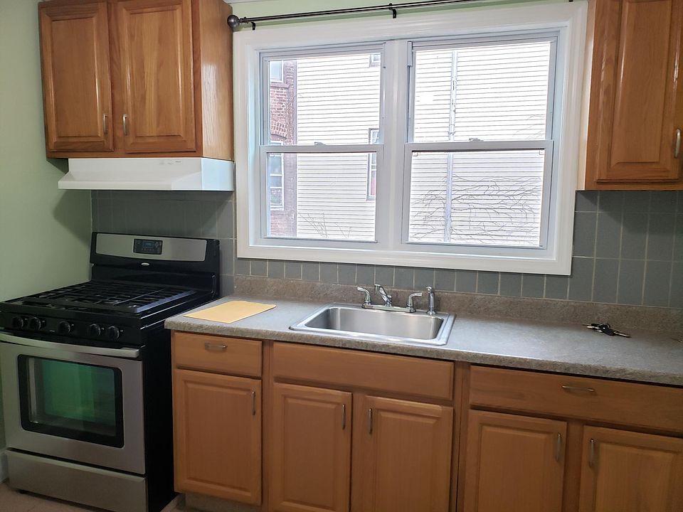 2nd image of 211 7th St #2